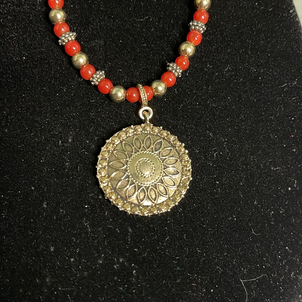 VINTAGE NAPIER CORNELIAN RED BEADS & GOLD TONE BEADS SUNDIAL MEDALLION NECKLACE - Picture 11 of 12